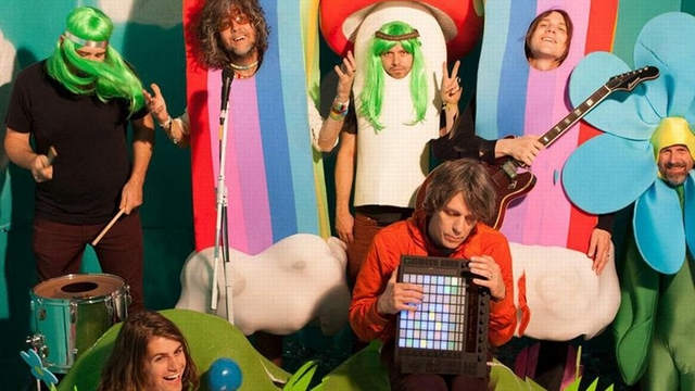 The-Flaming-Lips-–-With-A-Little-Help-From-My-Fwends Les Flaming Lips s'attaquent au Sgt. Pepper's Lonely Hearts Club Band des Beatles