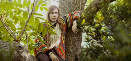 Jaakko Eino Kalevi assis dans un arbre