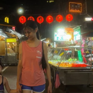 Left-Handed Girl